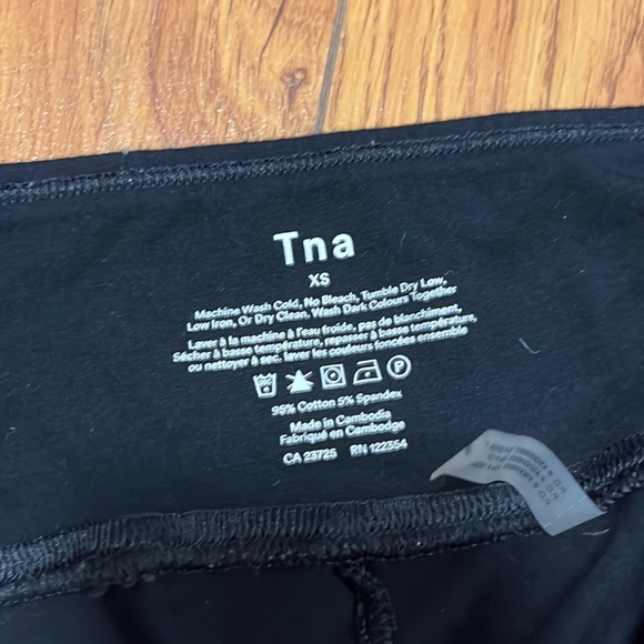 Aritzia TNA black leggings - Picture 3 of 3